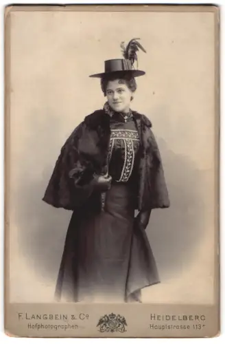 Fotografie F. Langbein & Co., Heidelberg, Hauptstrasse 113, Elegante Dame mit Hut und Mantel