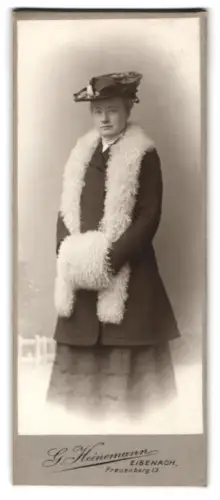 Fotografie G. Heinemann, Eisenach, Frauenberg 13, Dame mit Schal und Muff