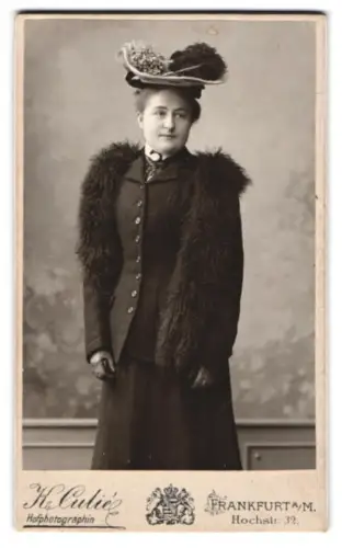 Fotografie Katharina Culie, Frankfurt am Main, Hochstrasse 32, Elegante Dame mit Hut und dunklem Mantel