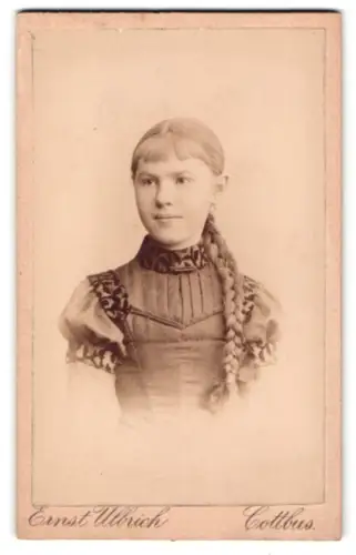 Fotografie Ernst Ulbrich, Cottbus, Gymnasialstrasse, Porträt einer jungen Frau mit geflochtenem Zopf