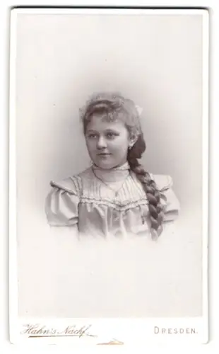 Fotografie Hahn`s Nachf., Dresden, 16 Waisenhaus-Str. 16, Porträt eines jungen Mädchens mit geflochtenem Haar