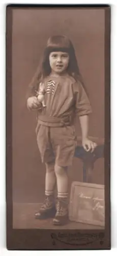 Fotografie Georg Meyer, Braunschweig, Bankplatz 3, Kind mit langen Haar und Hasenspielzeug