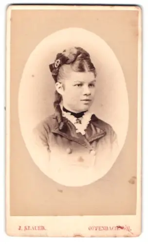 Fotografie J. Klauer, Offenbach a. M., Domstrasse 65, Porträt einer jungen Frau mit aufwendiger Frisur