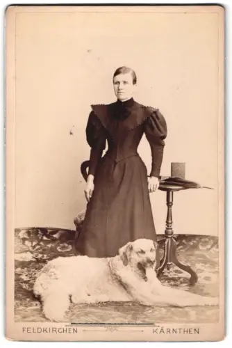 Fotografie Leopold Schwarz, Feldkirchen, Villacherstrasse 13, Dame mit Hund neben Tisch