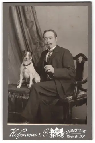 Fotografie Hofmann & Co., Darmstadt, Rheinstrasse 33a, Eleganter Herr mit Hund im Atelier