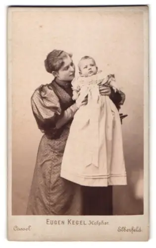 Fotografie Eugen Kegel, Cassel, Gr. Rosenstrasse 5, Mutter mit Kleinkind in feinem Kleid, Mutterglück