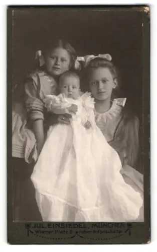 Fotografie Julius Einsiedel, München, Wiener Platz 2, Drei Geschwister in harmonischem Arrangement