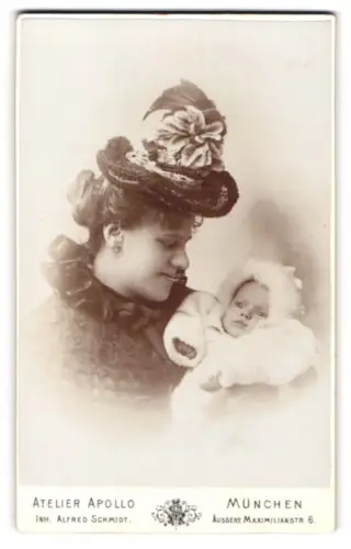 Fotografie Atelier Apollo, München, Äussere Maximilianstr. 6, Mutter mit Säugling in Winterkleidung, Mutterglück