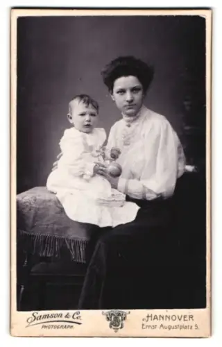 Fotografie Samson & Co., Hannover, Ernst Augustplatz 5, Mutter mit Kind in eleganter Kleidung, Mutterglück