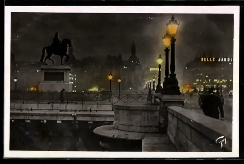 AK Paris, Pont Neuf la nuit illuminé avec statue équestre et lampadaires