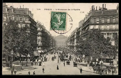 AK Paris, L`Avenue de l`Opéra animée avec piétons et voitures