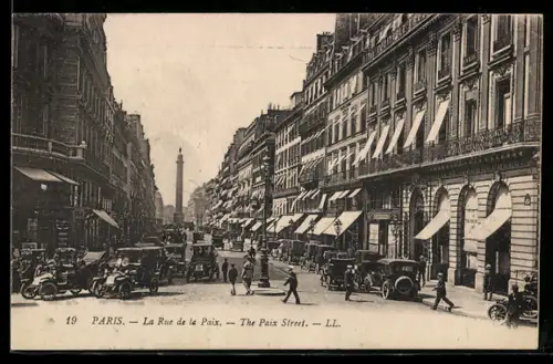 AK Paris, La Rue de la Paix avec circulation animée et vue sur la colonne Vendôme