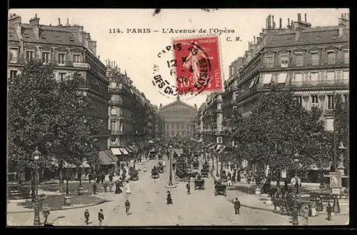 AK Paris, L`Avenue de l`Opéra animée avec piétons et voitures