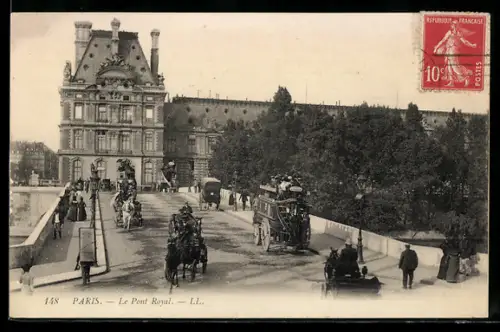 AK Paris, Le Pont Royal avec calèches et piétons animant la scène