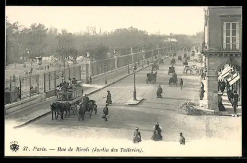 AK Paris, Rue de Rivoli, Jardin des Tuileries, avec calèches et passants