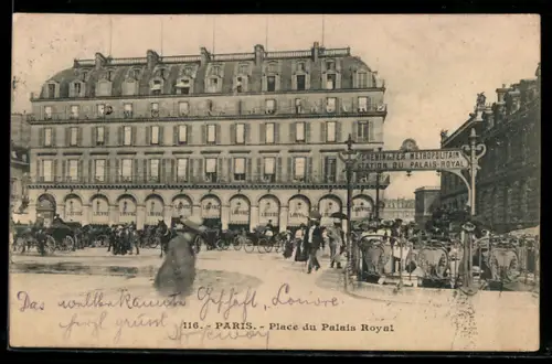 AK Paris, Place du Palais Royal et station de métro Palais-Royal animées