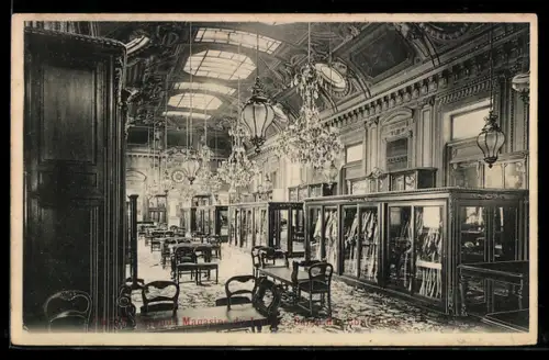 AK Paris, Grands Magasins du Louvre, Intérieur avec lustres et vitrines élégantes