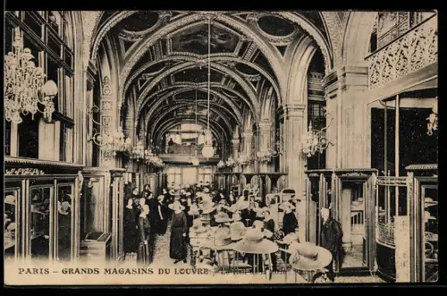 AK Paris, Grands Magasins du Louvre, Le Hall de la Mode avec clients élégants et décoration luxueuse