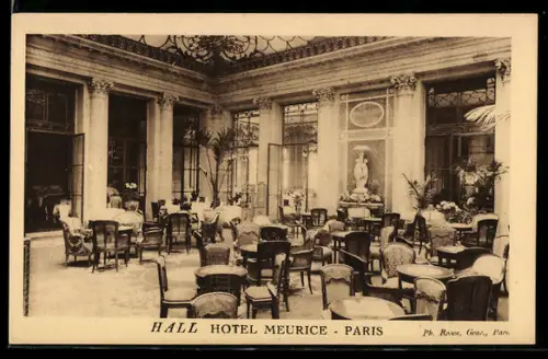 AK Paris, Hôtel Meurice, Hall avec élégants meubles et statue