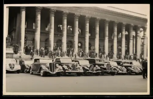 AK Paris, Voitures anciennes devant la Bourse et foule sur les marches