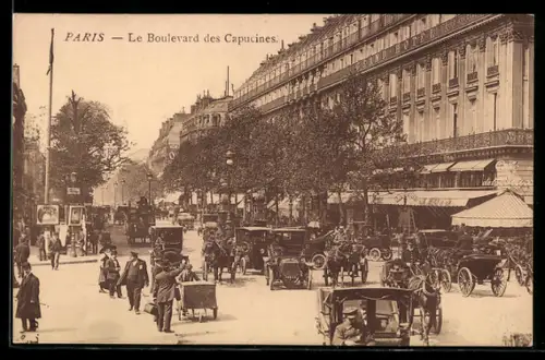 AK Paris, Le Boulevard des Capucines avec voitures et passants animés