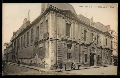 AK Paris, Musée Carnavalet et rue animée avec passants