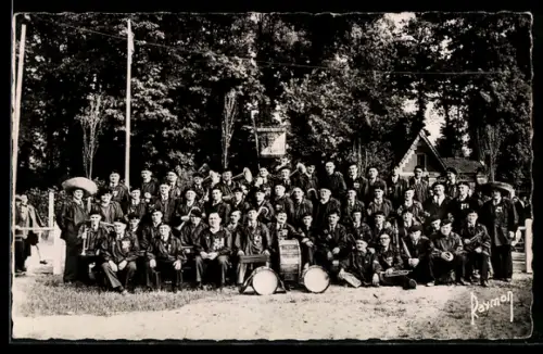 AK Paris, Fanfare des Halles Centrales de Paris en uniforme devant la forêt