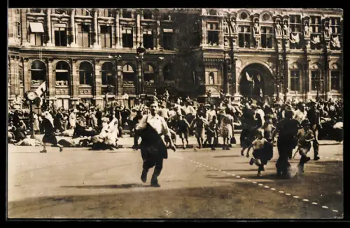 AK Paris, Des traitres tirent lachement sur la foule place de l`Hotel-de-Ville