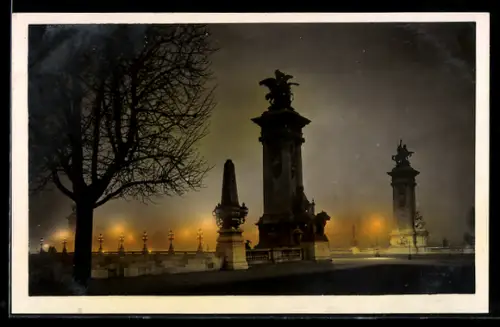 AK Paris, Pont Alexandre III la nuit avec éclairage et statues majestueuses