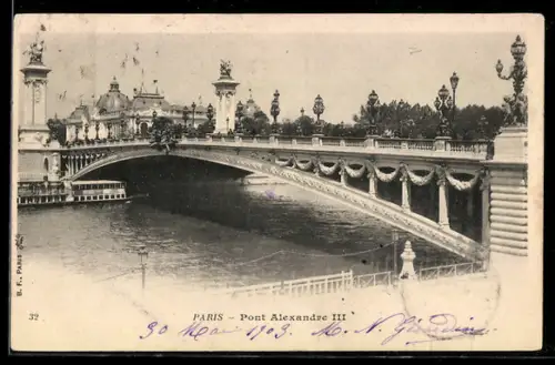 AK Paris, Pont Alexandre III avec vue sur la Seine et un bateau fluvial