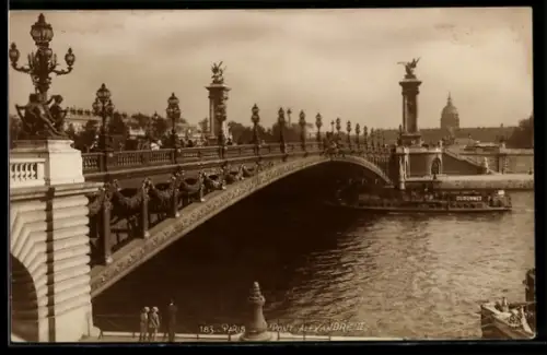 AK Paris, Pont Alexandre III et bateau sur la Seine