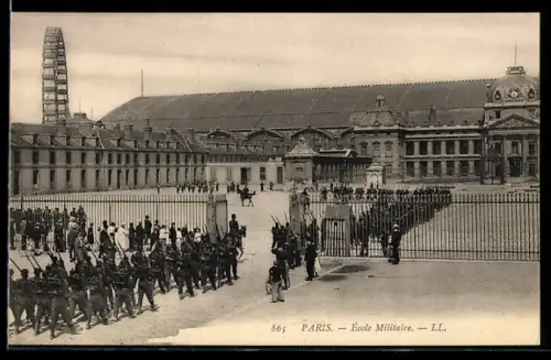 AK Paris, École Militaire avec défilé de soldats