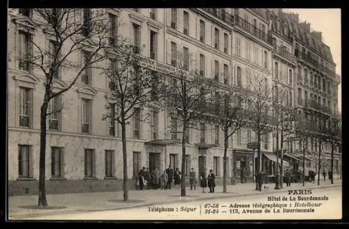 AK Paris, Hôtel de La Bourdonnais, avenue animée avec passants et arbres en hiver