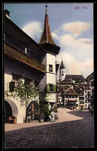 Künstler-AK Thun, Ortspartie mit Damen vor einem Haus