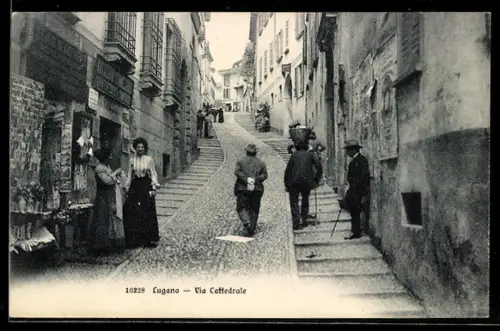 AK Lugano, Via Cattedrale mit Passanten und AK-Verkauf