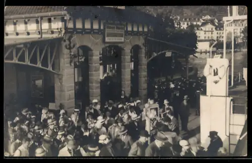 Foto-AK Weggis, Publikum bei einer Veranstaltung am Wasser, Säulen-Gebäude, Schiff