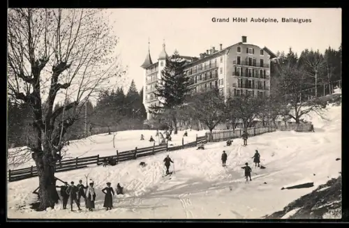 AK Ballaigues, Grand Hotel Aubépine und Skiläufer auf einem Schneefeld