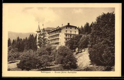 AK Ballaigues, Grand Hotel Aubépine mit umgebenden Bäumen