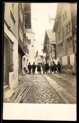 Foto-AK Andermatt, Strassenpartie mit Herrengruppe