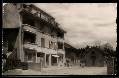 AK Echichens, Mehrfamilienhaus und Nachbarhäuser, Strassenpartie