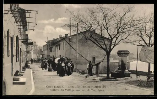 AK Les Leques-sur-Mer, Entrée du Village, arrivée de Touristes