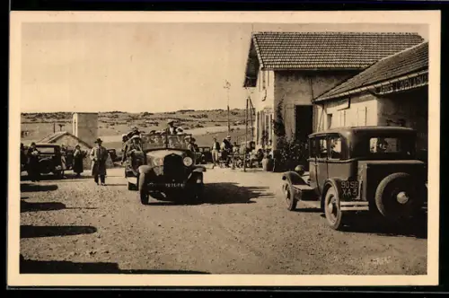 AK Aven Armand, Scène animée devant le restaurant-buvette avec voitures anciennes