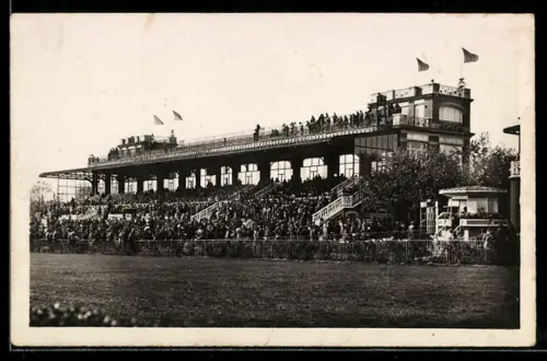 AK Tremblay, Hippodrome, Les tribunes prises de la pelouse