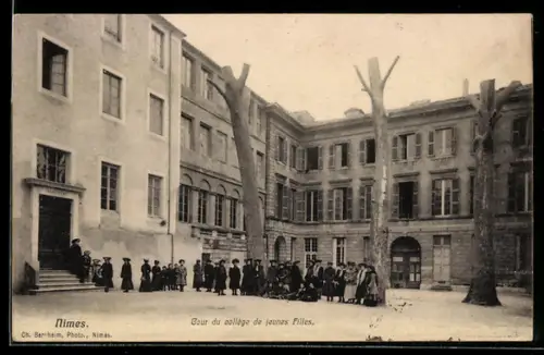 AK Nimes, Cour du collège de jeunes Filles