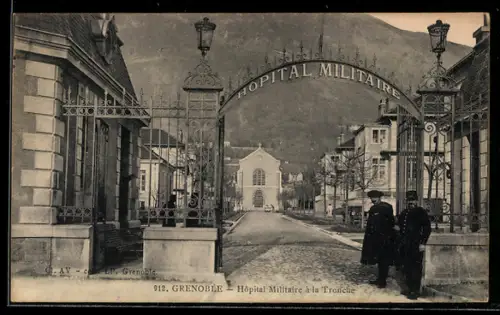 AK Grenoble, le portail d`entrée de l`hôpital militaire à la Tronche, deux soldats au premier plan