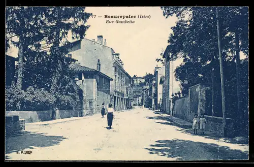 AK Beaurepaire, Vue dans la Rue Gambetta
