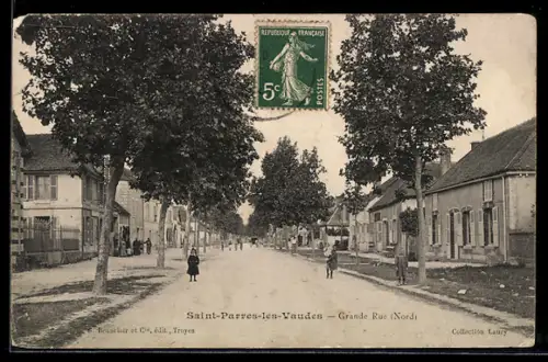 AK Saint-Parres-aux-Vaudes, Grande rue, côté sud, avec arbres et maisons