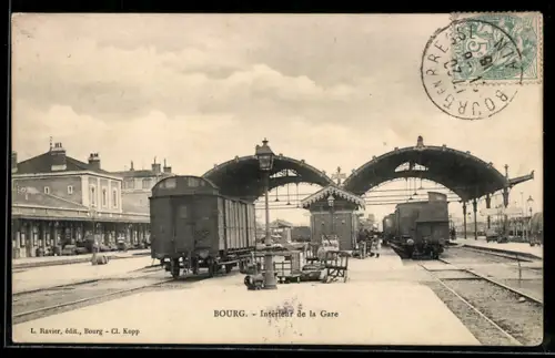 AK Bourg, Intérieur de la Gare, Blick über den Bahnhof mit Eisenbahn