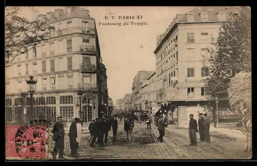 AK Paris, Faubourg du Temple, scène de rue animée avec passants et rails de tramway