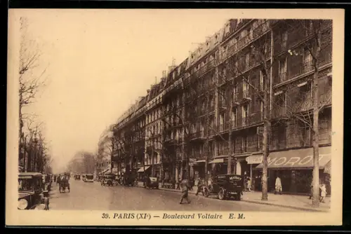 AK Paris, Boulevard Voltaire avec voitures et passants